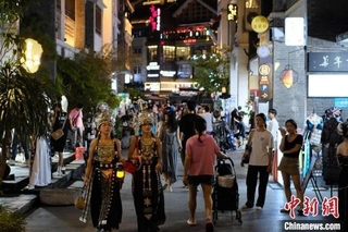 广西步行街旅拍“火爆” 民族服饰引领风潮