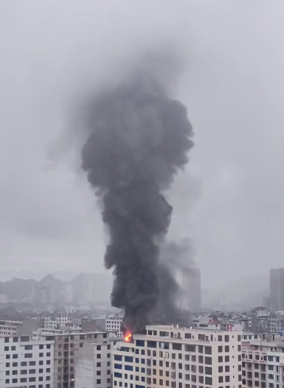 广西百色平果市城东建材市场突发火情，消防紧急扑救